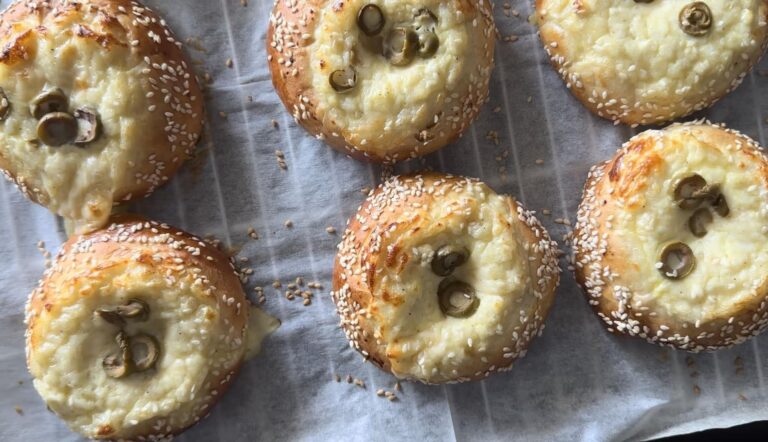 מתכון ללחמניות גבינה וזיתים